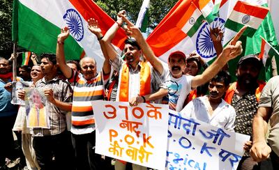 Manifestantes pro India manifiestan su apoyo a la medida tomada por Nueva Delhi de unificar administrativamente la región autónoma de Jammu-Cachemira con el resto de país.