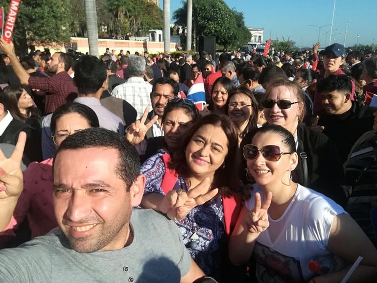 Funcionarios del MEC en manifestación a favor de Mario Abdo Benitez, en horario laboral.