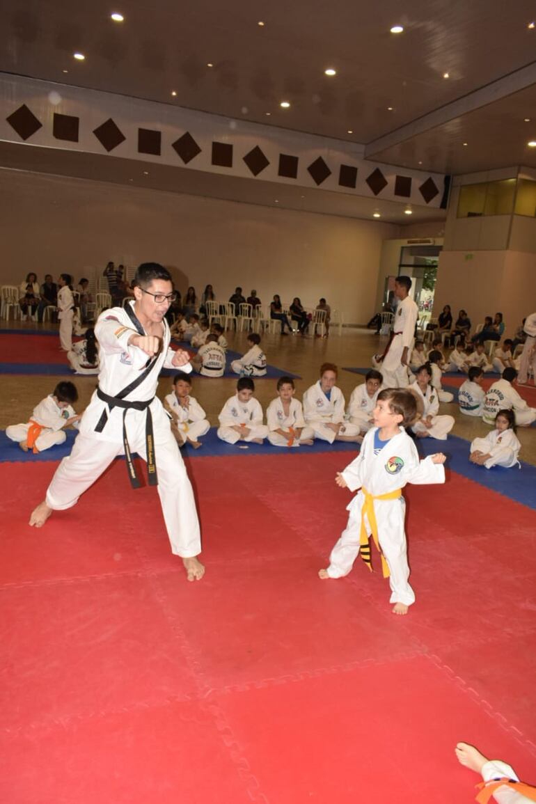 Torneo nacional de taekwondo y kick boxing se realizó en San Ignacio, Misiones.