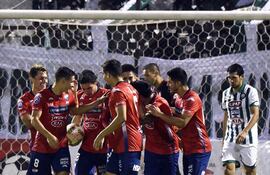 todos-los-abrazos-son-para-adam-bareiro-tapado-por-sus-companeros-quien-habia-ingresado-cuatro-minutos-antes-de-convertir-su-gol-que-significo-la-234011000000-1580056.jpg