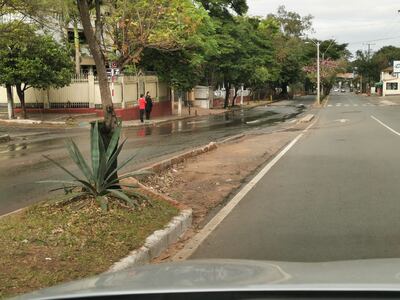 La Municipalidad de Asunción abrió parte del paseo central de General Santos para ingresar a la calle Enrique de Gandia. Sin embargo, nunca colocaron el asfaltado.