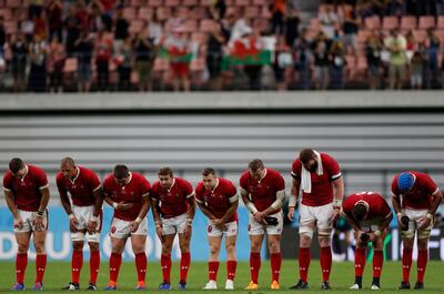 Los jugadores de Gales hacen una reverencia al público tras ganar a Georgia.