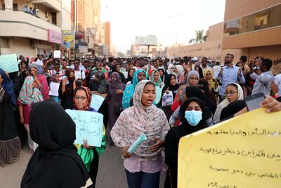 Estudiantes sudaneses protestan por la muerte de los cinco manifestantes, este martes en Jartum.