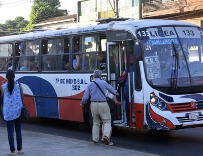 Pocas  líneas de transporte público cumplieron ayer la disposición  de llevar solamente pasajeros sentados en sus unidades, como una de las medidas sanitarias de prevención de la propagación del covid-19. Viceministro de Transporte aseguró que desde hoy  se controlará y se aplicarán multas de hasta G. 14.000.000.