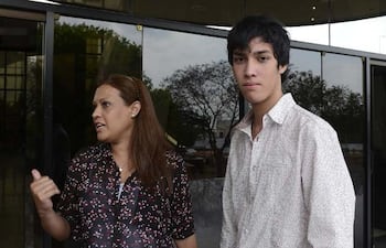 lilian-vargas-y-su-hijo-ayrton-aguilera-luego-de-ser-sacada-a-rastras-de-la-oficina-de-tuma-y-del-congreso--212943000000-1130625.jpg