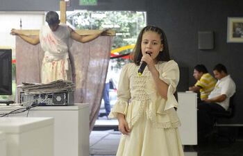 lidia-alcaraz-deleito-a-los-trabajadores-de-la-redaccion-de-abc-color-con-varias-canciones-religiosas--200032000000-1574079.jpg