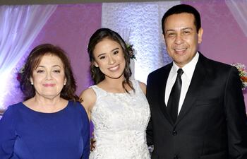 la-agasajada-con-sus-padres-catalina-lopez-de-ramirez-y-constantino-ramirez--193421000000-1711084.jpg