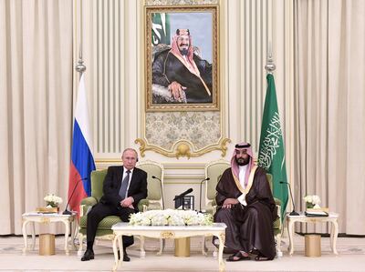 El príncipe Mohammed bin Salman aparece en la foto con el presidente de Rusia, Vladimir Putin. El príncipe inaugura el teatro más grande de Riad, capital de Arabia Saudita.