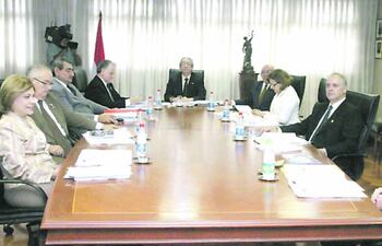 miembros-de-la-corte-suprema-que-en-sesion-plenaria-de-manana-resolveran-varias-ternas-de-jueces-y-fiscales-q-200546000000-1459164.jpg