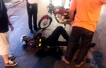 uno-de-los-agentes-de-la-pmt-tendido-en-el-asfalto-luego-de-haber-sido-embestido-por-la-conductora--123844000000-1789345.jpg