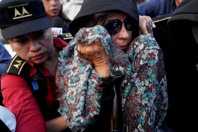 La exprimera dama de Guatemala y excandidata presidencial Sandra Torres (c) reacciona,  por una orden de aprehensión por el delito de financiamiento electoral ilícito, en Ciudad de Guatemala.