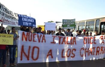 la-gente-exigio-al-viceministerio-de-transporte-mejorar-el-servicio-publico-los-choferes-desempleados-tambien-cerraron-la-ruta-porque-la-entidad-d-204230000000-1420728.jpg