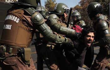 en-chile-manifestantes-fueron-detenidos-en-la-marcha-estudiantil-por-la-educacion-publica-la-unesco-recomienda-enfasis-en-la-educacion-civica-par-221317000000-1703274.jpg