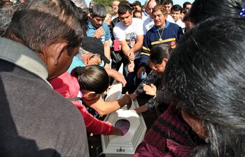 vecinos-y-familiares-despidieron-ayer-en-el-departamento-de-misiones-a-la-pequena-fiorella-de-dos-anos-muerta-a-golpes-exigieron-castigo-ejemplar--191855000000-1604430.jpg