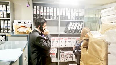 Los fiscales de Delitos Económicos Osmar Legal y Liliana Alcaraz verifican los documentos de una de las casas de cambio.