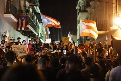 Decenas de personas participan en las protestas en San juan (Puerto Rico). Los cantantes puertorriqueños Bad Bunny y Residente (ex Calle 13) acudieron en la noche del martes a una manifestación que se ha formado delante de la sede de La Fortaleza.