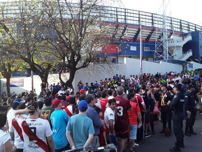 Hinchas de River en las afueras de la Nueva Olla Azulgrana.