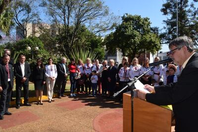 Ucranianos celebran los 28 años de independencia en un acto en la plaza de Armas.