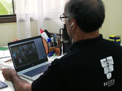 El Ing. Pascual González en línea con productores, proyectando los próximos cultivos.