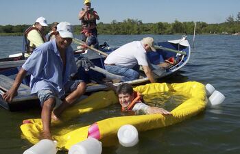el-hidrogeologo-celso-velazquez-se-sumerge-dentro-del-corral-impermeable-con-ayuda-de-un-canoero-en-la-embarcacion-van-los-tecnicos--202713000000-507668.jpg