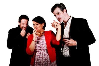 Ariel Galeano, Jazmín Mello y Joaquín Díaz Sacco protagonizan “Garlic Bread”, una de las cuatro obras breves que forman parte de esta edición intercultural de Teatro Mbyky.