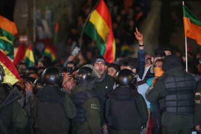 Adeptos al candidato opositor boliviano Carlos Mesa de Comunidad Ciudadana y al oficialista Movimiento Al Socialismo (MAS) de Evo Morales se enfrentaron en las puertas del hotel donde se realiza el cómputo de actas, ante las sospechas de fraude electoral.