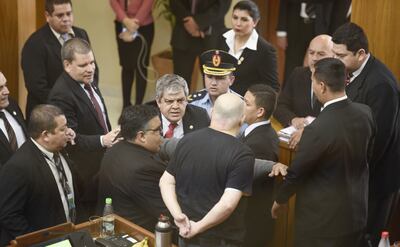 Con el rostro desfigurado por la rabia, Enrique Riera intenta llegar hasta Paraguayo Cubas. Fue tras la primera agresión.