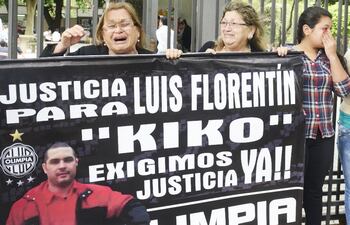 familiares-de-luis-florentin-exigieron-justicia-por-el-brutal-asesinato-del-joven-hincha-olimpista-ayer-en-tribunales--193459000000-1336196.jpg