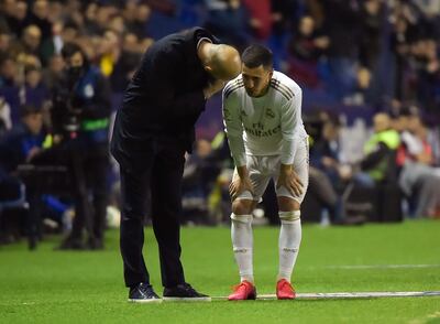 Zidane charlando con Hazard durante el juego ante el Levante.
