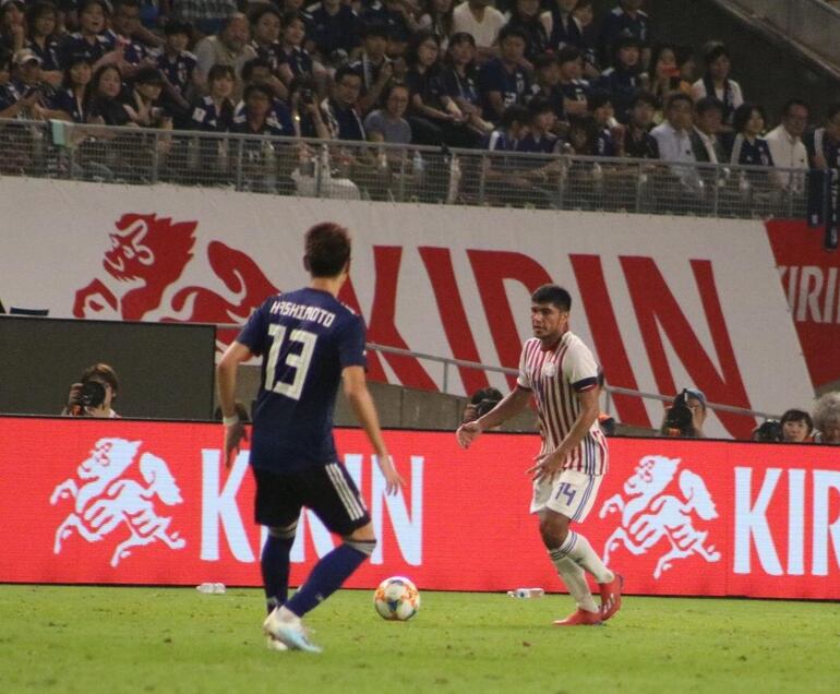Robert Rojas en acción ante Japón.