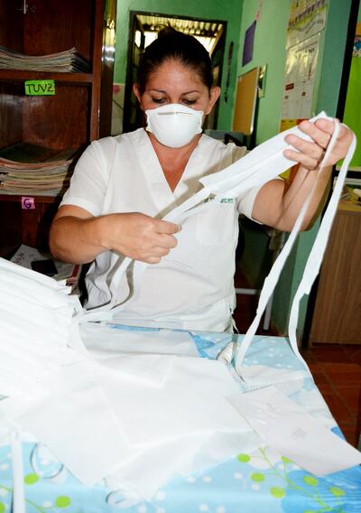 La terminación y planchado de las mascarrillas de protección  está cargo de las  licenciadas Flora Benítez y Faviola López.