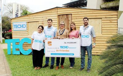 Directivos de Credicentro entregaron un cheque a los representantes de Techo. Esta donación equivale a la construcción de 30 viviendas de emergencia.