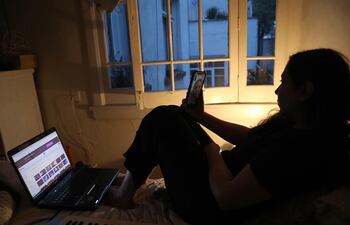 Confinada por la cuarentena, una mujer trabaja en su habitación.