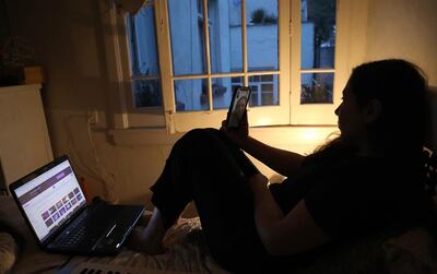 Confinada por la cuarentena, una mujer trabaja en su habitación.