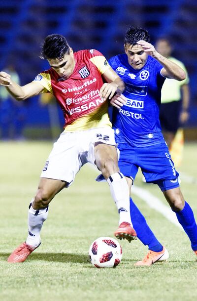 Aquilino Giménez, de Santaní, cubre el balón ante la arremetida de Federico Jourdan, de Sol.