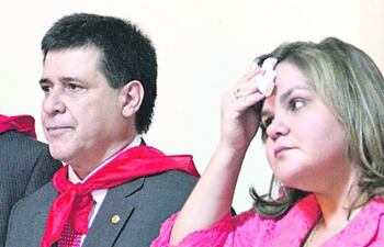 lilian-samaniego-seca-el-sudor-de-su-frente-mientras-participa-en-un-acto-en-la-anr-con-horacio-cartes--221813000000-640856.jpg