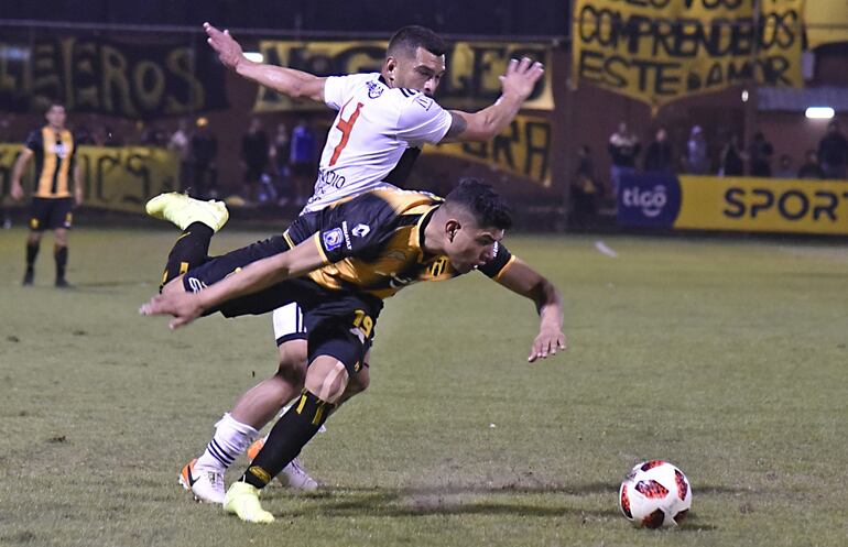 Claudio Aquino, desequilibrante en el ataque de Guaraní, se encuentra con la marca de Samudio.