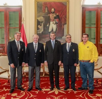 El presidente Mario Abdo con las principales autoridades del automovilismo nacional.
