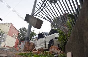 el-automovil-derribo-parte-de-la-muralla-y-la-verja-de-la-propiedad-ademas-recibio-bastantes-danos--234235000000-1683243.jpg