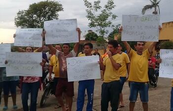 Empleados de la firma denunciada protestan frente a la sede comunal contra la presidenta de la Junta Municipal, Margarita Miró.