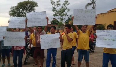 Empleados de la firma denunciada protestan frente a la sede comunal contra la presidenta de la Junta Municipal, Margarita Miró.
