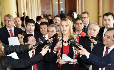La ministra de Industria y Comercio, Liz Cramer (c), dialoga con la prensa, acompañada de varios empresarios que anunciaron la radicación de inversiones. Fue ayer en Palacio de López.
