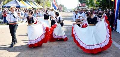Un grupo de talentosos jóvenes deleitó al público con danzas paraguayas.
