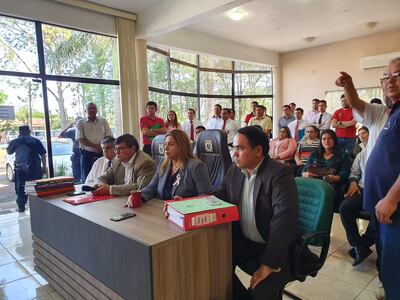 El jefe comunal asiste a la audiencia pública en la Junta Municipal.