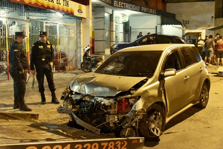 Así quedó el vehículo de la protagonista de un choque múltiple protagonizado por una conductora sobre la Avda. Fernando de la Mora.