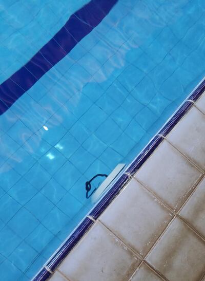 Un cable suelto que flota en la pileta causa inseguridad y temor a los nadadores que utilizan la pileta del CAN.