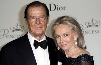 roger-moore-en-una-fotografia-de-2015-junto-con-su-esposa-kristina-tholstrup-el-actor-se-destaco-tambien-como-embajador-de-unicef--194311000000-1588861.jpg
