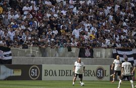 el-exjugador-de-la-seleccion-brasilena-rivelino-c-controla-el-balon-en-un-partido-amistoso-de-exjugadores-del-club-corinthians-en-el-estadio-arena-173426000000-1081328.JPG