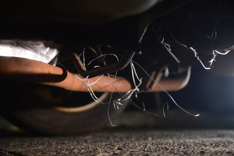 Una parte de la marihuana fue ubicada bajo el tanque de combustible.