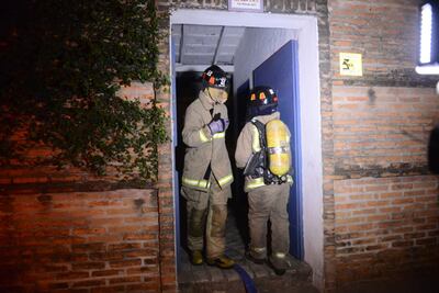 Bomberos intervienen en el incendio del cielorraso del frigorífico Tapé Pytã.